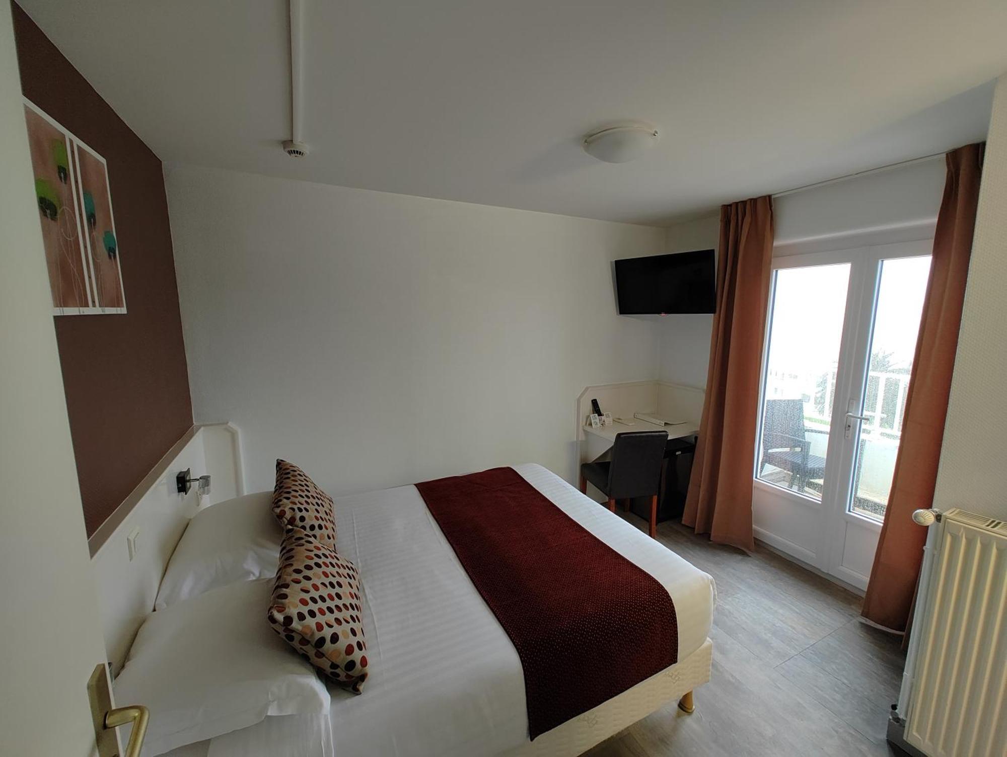 Logis Hotel Les Bleuets Руайян Экстерьер фото
